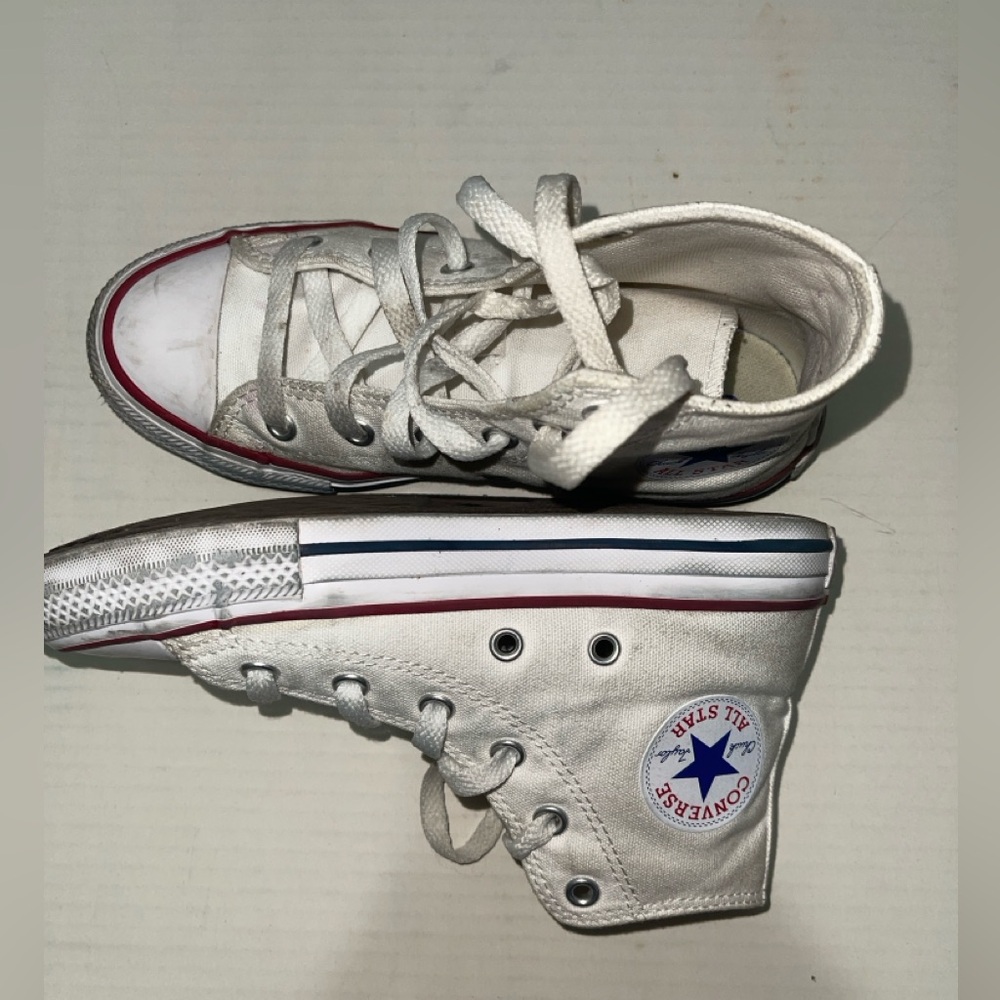 Children’s converse sneakers size 1.